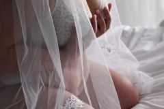 Bruid-in-witte-lingerie-tijdens-boudoir-shoot