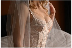 Bridal boudoir fotoshoot – bruid met sluier in luxe studio
