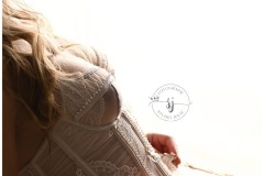 Exclusieve bridal boudoir fotoshoot in luxe studio. Boudoir bridal met client closet, styling, haar & visagie. Uniek cadeau voor je partner op de huwelijksnacht.