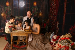 Bij onze fotostudio in Hellevoetsluis begrijpen we hoe belangrijk het is om kostbare herinneringen te creëren en vast te leggen. Onze ervaren fotografen zorgen ervoor dat jullie tijdens de kerstfotoshoot stralen als nooit tevoren. Of je nu kiest voor een traditionele setting met kerstboom en versieringen, of juist voor een winterse achtergrond met sneeuwvlokken; wij zorgen ervoor dat jullie foto's eruit springen.