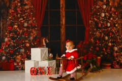 Unieke herinneringen: Een Kerst cakesmash biedt de mogelijkheid om unieke foto's te maken die passen bij het thema van Kerstmis. Deze foto's zullen niet alleen prachtig zijn om op te hangen in huis of cadeau te doen aan familie en vrienden, maar ze zullen ook dienen als kostbare herinneringen aan deze speciale tijd van het jaar.

