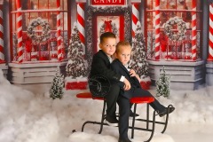 John West, een trotse vader van drie, wilde dit jaar iets speciaals doen met Kerst. Hij wilde de liefde en verbondenheid van zijn gezin vereeuwigen op een manier die ze nog jaren later zou doen glimlachen. Na wat onderzoek kwam hij terecht bij Fotografie Studio Jolie, bekend om hun prachtige kerstfotoshoots.