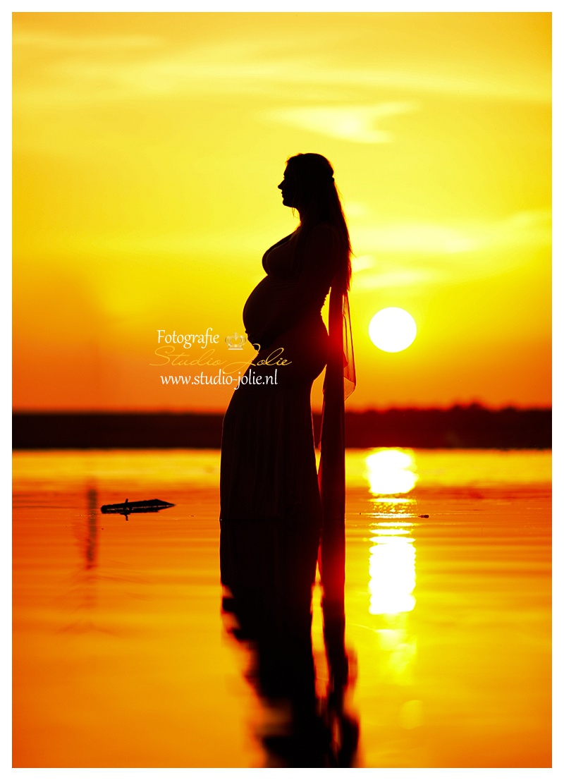 zwangerschapsfotoshoot buiten strand