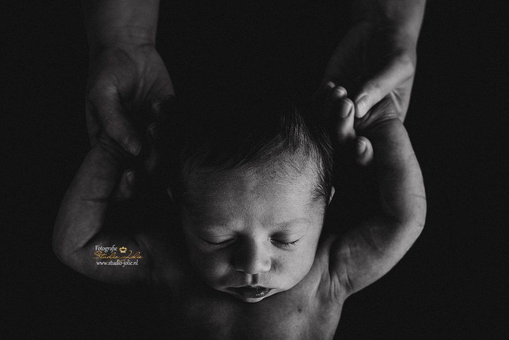 zwart wit foto newborn